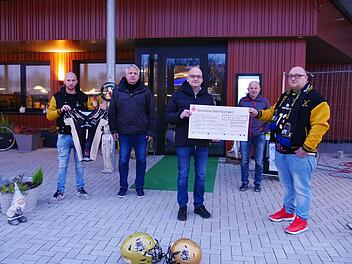 Die American Footballer Justin Koob (links) und Markus Pegar (rechts) präsentieren mit Bürgermeister Michael Kastl (Mitte) und den TSV-Vorständen Thomas Geyer (2. von links) und Günther Scheuring (2. von rechts) den Spendenscheck. Foto: Heike Beudert