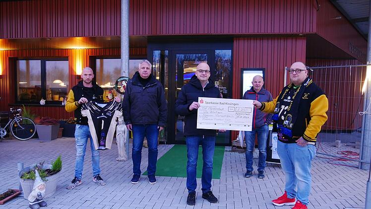 Die American Footballer Justin Koob (links) und Markus Pegar (rechts) präsentieren mit Bürgermeister Michael Kastl (Mitte) und den TSV-Vorständen Thomas Geyer (2. von links) und Günther Scheuring (2. von rechts) den Spendenscheck. Foto: Heike Beudert