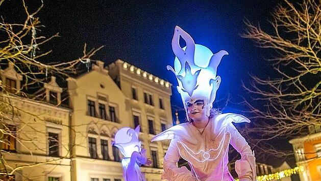 Eine Spur von Licht und Zauber hinterlassen die Lichtwesen, die ihren Weg auf Stelzen durch die Innenstadt suchen.