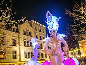 Eine Spur von Licht und Zauber hinterlassen die Lichtwesen, die ihren Weg auf Stelzen durch die Innenstadt suchen.