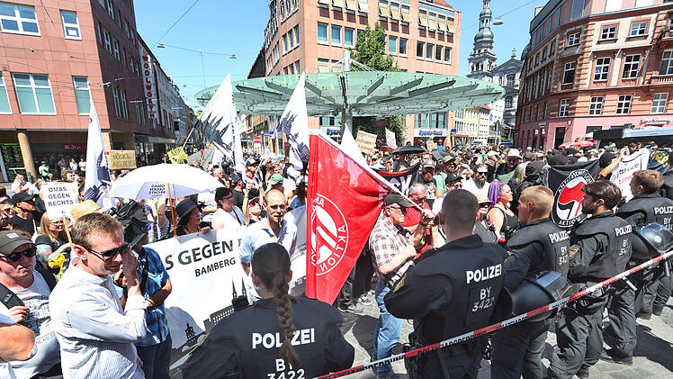 Würzburg: Angekündigte AfD-Kundgebung mit Björn Höcke scheitert an massiver Gegen-Demo