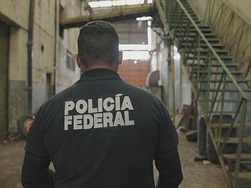 Eigentlich soll sie die B&uuml;rgerinnen und B&uuml;rger in Mexiko sch&uuml;tzen, doch die Bundespolizei steckte mit dem Kartell unter einer Decke, wie die ZDF-Doku "Narco Circus - Mexikos Kampf gegen die Drogen" aufdeckt.