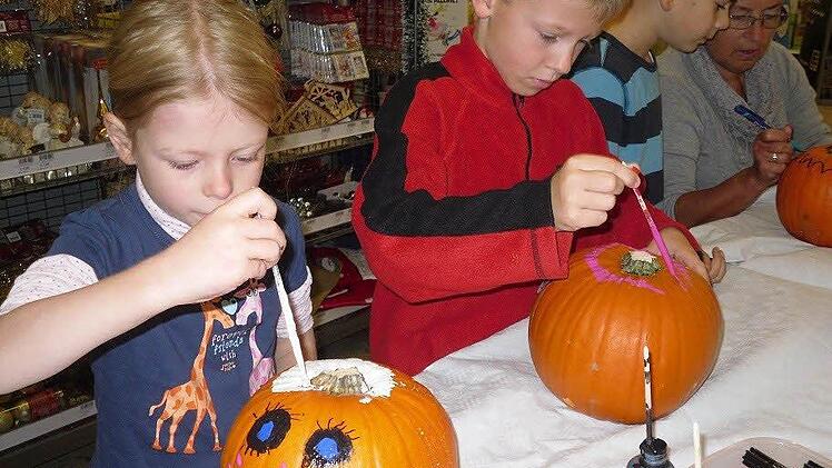 Manche Kinder hatten aber mehr Spaß am Malen als am Schnitzen