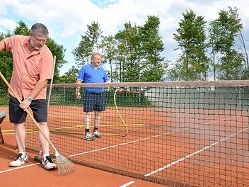 Die Vorbereitungen auf die Tennis-Landkreismeisterschaften sind längst angelaufen: Unser Bild zeigt Sportwart Wolfgang Beudert (links) und den stellvertretenden Abteilungsleiter Horst Hammer bei der Platzpflege. Foto: Jürgen Schmitt