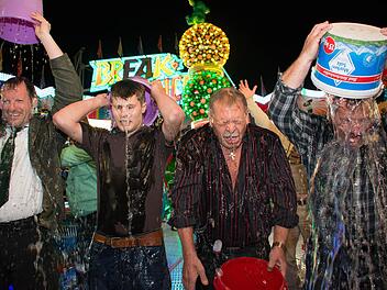 Auch Bürgermeister Wolfgang Beiergrößlein (Zweiter von rechts) musste beim Freischießen an die "Eisdusche" glauben. Fotos: Maximilian Gröger