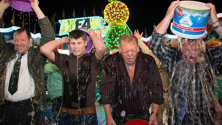 Auch Bürgermeister Wolfgang Beiergrößlein (Zweiter von rechts) musste beim Freischießen an die "Eisdusche" glauben. Fotos: Maximilian Gröger