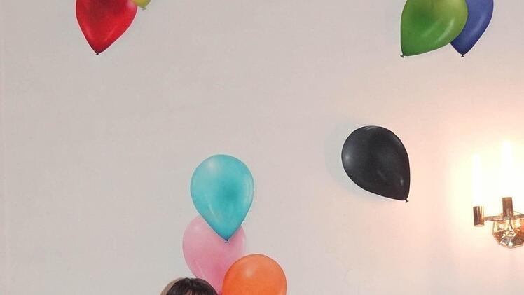 Gerhard Rießbeck selbst hat sein Werk am Sonntag der Gemeinde vorgestellt und mit Interessierten über Kunst diskutiert. Foto: Johanna Eckert