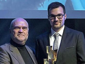 Matthias Seidl (rechts) mit dem Laudator Peter Brückner (Architekt und Kulturpreisträger 2009)  Foto: Bayernwerk