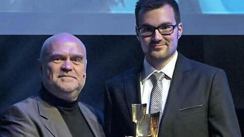 Matthias Seidl (rechts) mit dem Laudator Peter Brückner (Architekt und Kulturpreisträger 2009)  Foto: Bayernwerk