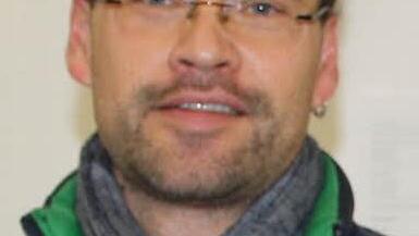 "Für mich gehört die Zeitung einfach dazu", sagt Jürgen Schmitt aus Stangenroth. Zwar informiert sich der 39-Jährige auch am Vortag ganz gerne schon mal auf www.infranken.de über die Themen der folgenden Ausgabe, aber: "Das ersetzt für mich nicht das Durchblättern der Zeitung." Am wichtigsten sei ihm dabei zunächst natürlich der Lokalteil Bad Kissingen, allerdings informiert sich der gebürtige Obereschenbacher auch im Lokalteil Hammelburg über die alte Heimat. Dabei will er selbst im Urlaub n...
