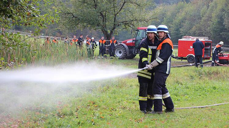 Wasser marsch! Alexander Precht und Stefan Pecht beim Löschangriff