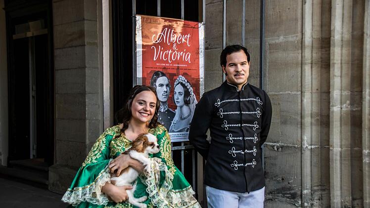 Marie-Sophie Weidinger (Victoria), und Valentin Frunkte (Albert) vor Schloss Ehrenburg in CoburgFoto: Jochen Berger