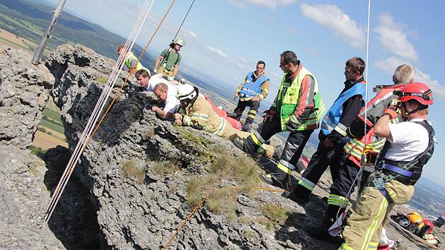 Gemeinsam gelang es den Einsatzkr&auml;ften der Rettungsorganisationen am 17. August, einen 67-j&auml;hrigen Mann zu bergen, der in eine Felsspalte am Staffelberg gest&uuml;rzt war. Foto: Maximilian Glas