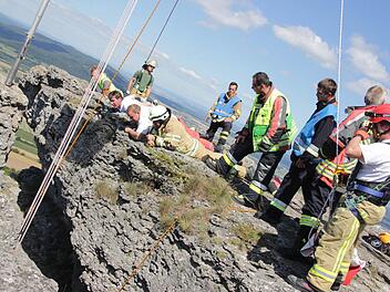 Gemeinsam gelang es den Einsatzkräften der Rettungsorganisationen am 17. August, einen 67-jährigen Mann zu bergen, der in eine Felsspalte am Staffelberg gestürzt war. Foto: Maximilian Glas