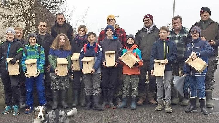 Unter Anleitung von Jugendleiter Michael Schwarzmann haben die jungen Petrijünger Nistkästen gebaut und aufgestellt.  Foto: Mathias Erlwein