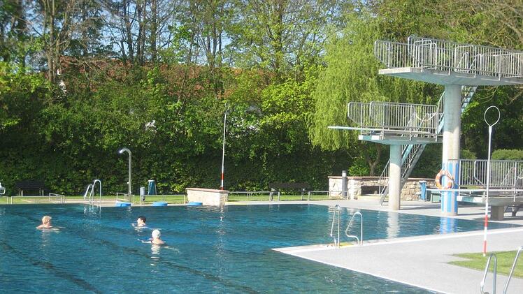 Weitere Fotos vom Freibad aus aktuellen und vergangenen Zeiten.