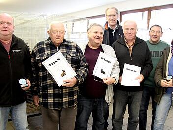 Gerd Igel, Martin Sorgalla, Georg Reinmann, Eduard Fuchs, Vorsitzender Peter Spieß, Petra Christof (v. l.) und hinten Bürgermeister German Hacker Richard Sänger