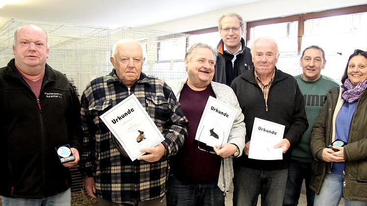 Gerd Igel, Martin Sorgalla, Georg Reinmann, Eduard Fuchs, Vorsitzender Peter Spieß, Petra Christof (v. l.) und hinten Bürgermeister German Hacker Richard Sänger