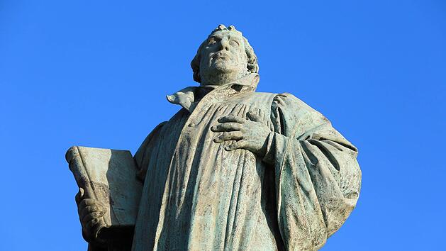 Das Denkmal zu Ehren von Martin Luther vor der Johanniskirche in Magdeburg (Sachsen-Anhalt). Symbolfoto: Peter Gercke/dpa-Zentralbild/dpa
