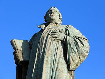Das Denkmal zu Ehren von Martin Luther vor der Johanniskirche in Magdeburg (Sachsen-Anhalt). Symbolfoto: Peter Gercke/dpa-Zentralbild/dpa