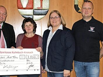 Birgit Kießlinger (Zweite von links) nahm mit großer Freude einen Scheck in Höhe von 7500 Euro entgegen. Mit im Bild Bürgermeister Peter Ebertsch (links), Pfarrerin Kristine Wachter und Kommandant Christian Wick.  Foto: Veronika Schadeck