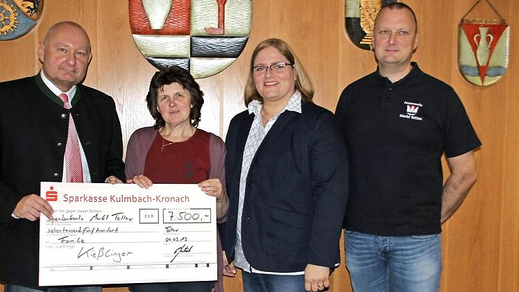 Birgit Kießlinger (Zweite von links) nahm mit großer Freude einen Scheck in Höhe von 7500 Euro entgegen. Mit im Bild Bürgermeister Peter Ebertsch (links), Pfarrerin Kristine Wachter und Kommandant Christian Wick.  Foto: Veronika Schadeck