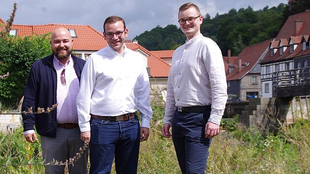 Jonas Geissler, Markus Oesterlein und Johannes Zwingmann (v. l.) möchten in Kronach beim Steinernen Wehr einen Stadtstrand verwirklichen. Foto: Marco Meißner