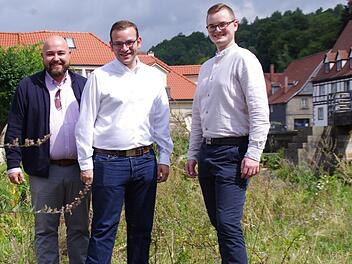 Jonas Geissler, Markus Oesterlein und Johannes Zwingmann (v. l.) möchten in Kronach beim Steinernen Wehr einen Stadtstrand verwirklichen. Foto: Marco Meißner