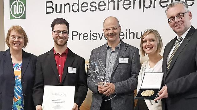 Ministerialdirektorin Katharina Böttcher (l.) überreichte mit DLG-Vizepräsident Diedrich Harms (r.) Urkunde und Medaille an Peter und Norbert Winkelmann (2. und 3. v. l.).  Foto: Sonja Büchele