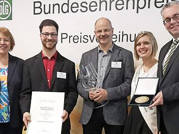 Ministerialdirektorin Katharina Böttcher (l.) überreichte mit DLG-Vizepräsident Diedrich Harms (r.) Urkunde und Medaille an Peter und Norbert Winkelmann (2. und 3. v. l.).  Foto: Sonja Büchele