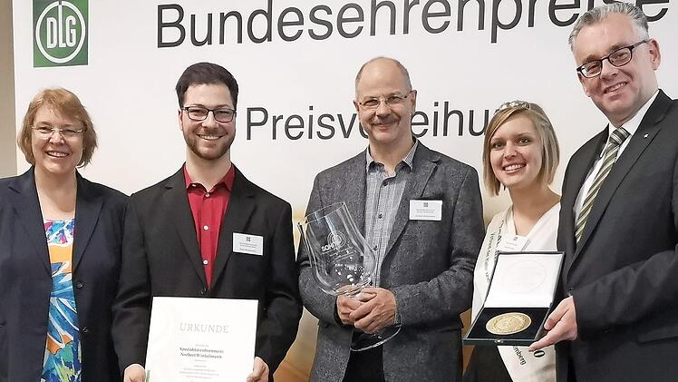 Ministerialdirektorin Katharina Böttcher (l.) überreichte mit DLG-Vizepräsident Diedrich Harms (r.) Urkunde und Medaille an Peter und Norbert Winkelmann (2. und 3. v. l.).  Foto: Sonja Büchele