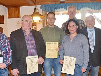 Die prämierten Landwirte aus dem Landkreis Kronach. Von links Matthias Renner, Erwin Schwarz, Michael Heyder, Kathrin Bergner, Wolfgang Grebner (hinten), Markus Schricker (Zuchtleiter) und Jonathan Martin  Foto: K.- H. Hofmann