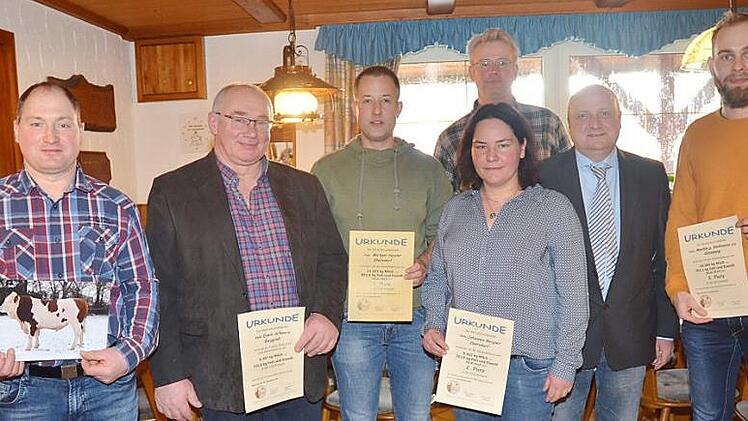 Die prämierten Landwirte aus dem Landkreis Kronach. Von links Matthias Renner, Erwin Schwarz, Michael Heyder, Kathrin Bergner, Wolfgang Grebner (hinten), Markus Schricker (Zuchtleiter) und Jonathan Martin  Foto: K.- H. Hofmann