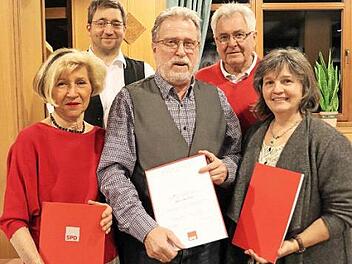 Ehrungen beim SPD-Ortsverein Grum am Forst (von links): Sonja Bernreuther, 2. Vorsitzender Peter Schubart, Udo Deschner, B&uuml;rgermeister a.D. Kurt Bernreuther, Astrid Weschenfelder Foto: Alexandra Kemnitzer