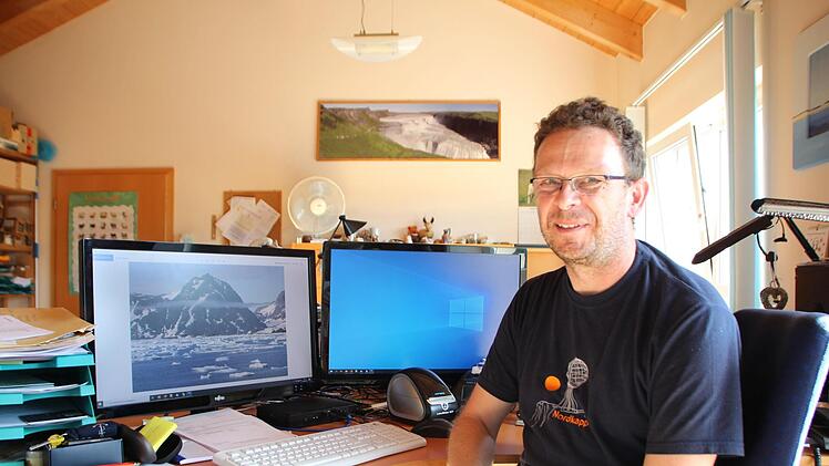 In seinem Büro in Diespeck plant Dietmar Schäffer seine Expeditionen. Foto: Andreas Scheuerer