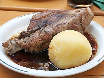 Daran kommen auch Bamberg-Besucher aus Rodez nicht vorbei: herzhaftes Schäuferla Foto: Amt für Bürgerbeteiligung, Presse- und Öffentlichkeitsarbeit/Schützwohl