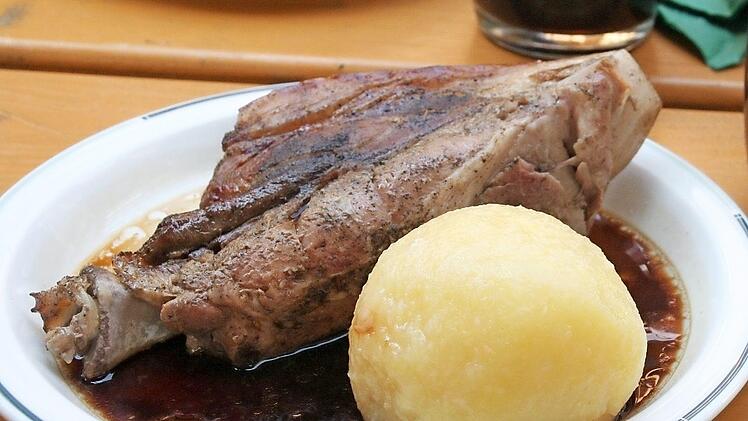 Daran kommen auch Bamberg-Besucher aus Rodez nicht vorbei: herzhaftes Schäuferla Foto: Amt für Bürgerbeteiligung, Presse- und Öffentlichkeitsarbeit/Schützwohl