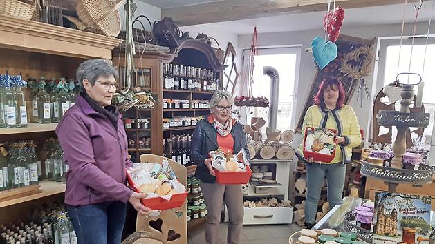 Kreisb&auml;uerin Marion Warmuth (von links), Adelgunde Gagel und Susann Teuchgr&auml;ber mit Fr&uuml;hst&uuml;cksboxen, wie sie die Landfrauen am kommenden Wochenende verkaufen