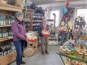 Kreisbäuerin Marion Warmuth (von links), Adelgunde Gagel und Susann Teuchgräber mit Frühstücksboxen, wie sie die Landfrauen am kommenden Wochenende verkaufen