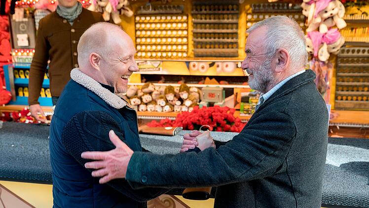 Am Jahrmarkts-Schießstand bricht das Eis zwischen Vater Xaver (Branko Samarovski, rechts) und Sohn Dietrich (Simon Schwarz).