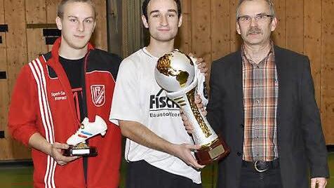 Den Siegerpokal überreichte Spielgruppenleiter Egon Grünbeck (rechts) an Frederic Martin vom SV Friesen (Mitte), den Torschützenpokal an Mario Hofmann vom VfR Johannisthal.