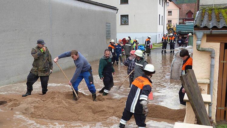 Mit einem Damm aus Sand versuchten die Helfer das Hochwasser in Wustviel (Gemeinde Rauhenebrach) einzudämmen.