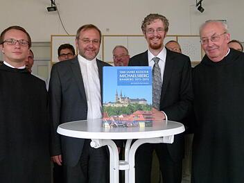 Ein Hauch benediktinischer Tradition in Bamberg lebte bei der Buchvorstellung wieder auf: Pater Franziskus Büll (r.) und Bruder Silvester Jorinka nahmen die Herausgeber Norbert Jung und Holger Kempkens (2.v.r.) in die Mitte. Foto: Maron Krüger Hundrup
