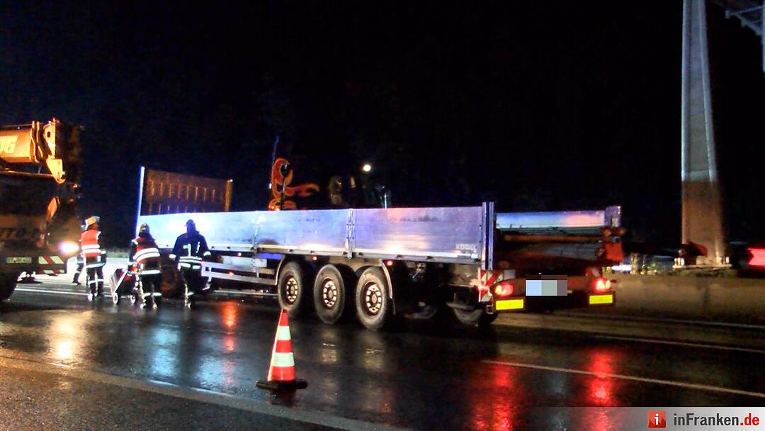 Sattelzug kracht auf der A9 in Beton-Leitplanke