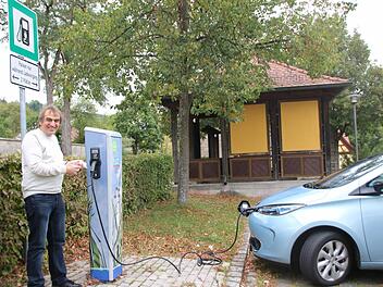 Günter Lieberth lädt sein Elektroauto an einem extra dafür vorgesehenen Parkplatz mit Ladesäule.  Foto: Friederike Stark