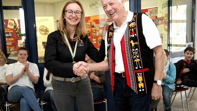 Ernst Klimek zeichnet Schulleiterin Petra Pausch mit der Zubza-Medaille aus.