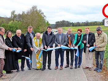 Über fünf Monate nach seiner Fertigstellung wurde der neue Geh- und Radweg entlang der KG2 von Weichtungen zur Grotte offiziell von Landrat Thomas Bold (fünfter von rechts) übergeben. Mit dabei waren unter anderem der Landtagsabgeordnete Sandro Kirchner, Pfarrerin Elfriede Schneider und Pfarrer Manfred Finger. Foto: Dieter Britz