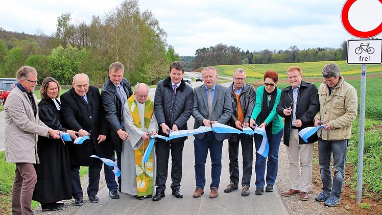Über fünf Monate nach seiner Fertigstellung wurde der neue Geh- und Radweg entlang der KG2 von Weichtungen zur Grotte offiziell von Landrat Thomas Bold (fünfter von rechts) übergeben. Mit dabei waren unter anderem der Landtagsabgeordnete Sandro Kirchner, Pfarrerin Elfriede Schneider und Pfarrer Manfred Finger. Foto: Dieter Britz