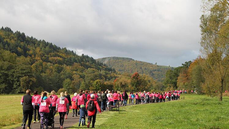 Jährlich am 3. Oktober laufen in Bad Brückenau Frauen zugunsten der Brustkrebsvorsorge. Foto: Ulrike Müller
