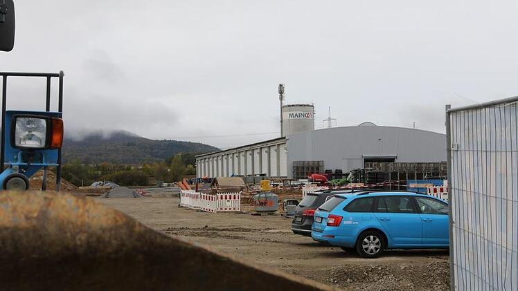 Hier wird gebaut; im Hintergrund die bestehende Maincor-Halle.